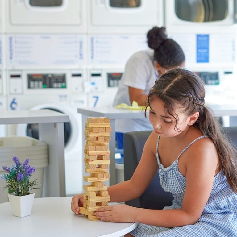 cliente niña feliz jugando en sala de espera Lavanderia Lavatú Cartagena Colombia