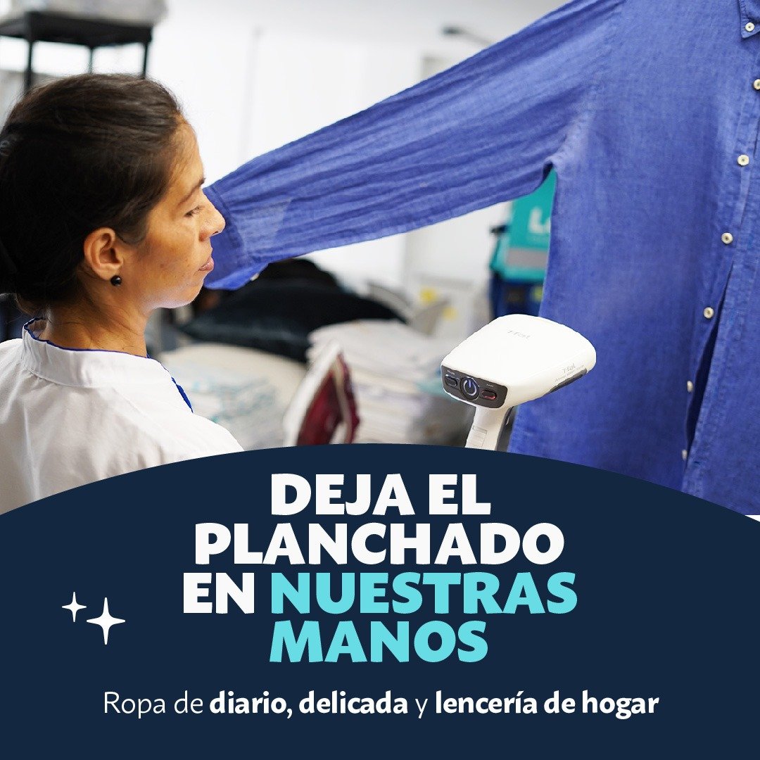 img persona staff planchando camisa en Lavandería Lavatú, Planchado de ropa Cartagena