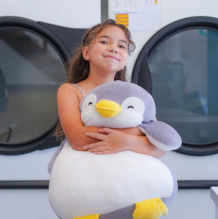 cliente niña feliz con peluche limpio Lavanderia Lavatú Cartagena Colombia