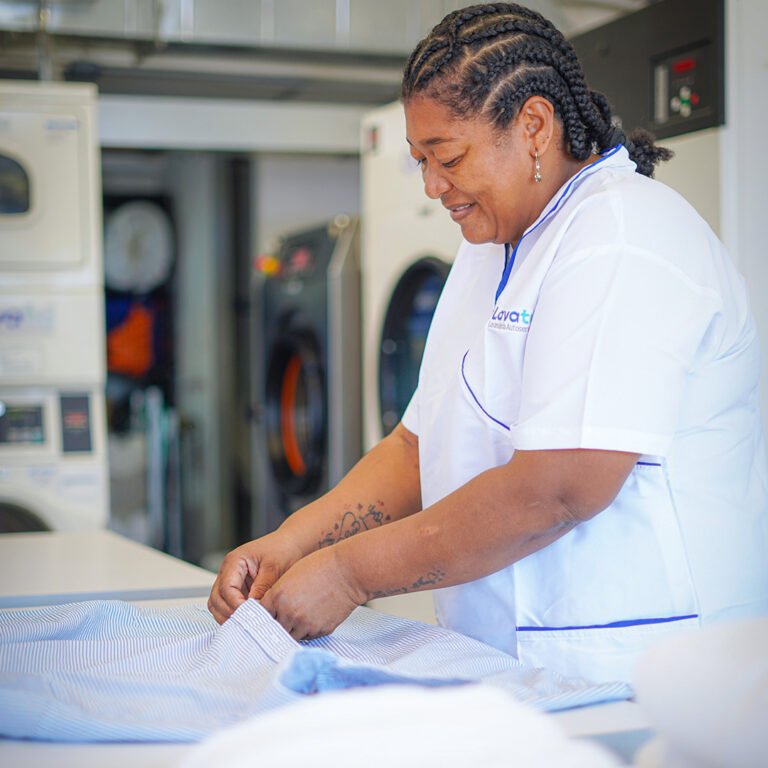 img persona doblando camisa en Lavanderia Lavatú Cartagena Colombia